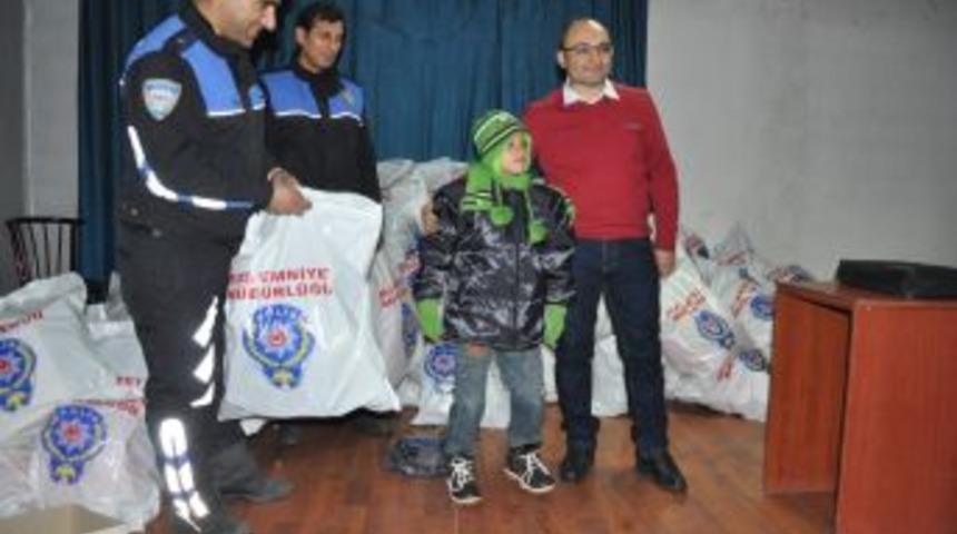 Muş'ta 294 &Ccedil;ocuğa Kışlık Malzeme Dağıtıldı