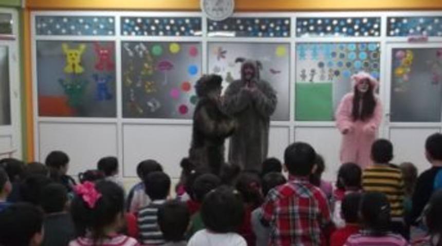 Anaokulu &Ouml;ğrencilerine, &lsquo;bremen Mızıkacıları&rsquo; Adlı Oyun Sergilendi