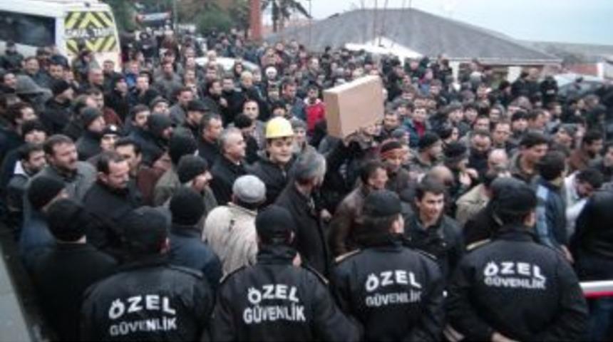 Kamu Ikramiyeleri &Ouml;denmeyen Iş&ccedil;ilerin Eyleminde Kavga &Ccedil;ıktı