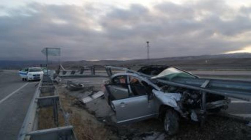 Bariyer Otomobile Ok Gibi Saplandı: 1 &Ouml;l&uuml;, 3 Yaralı