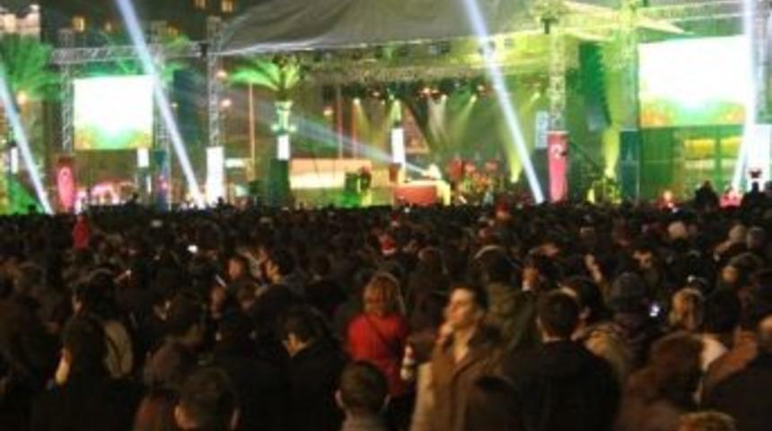 İzmirliler Teoman'la Yeni Yıla 'merhaba' Diyecek