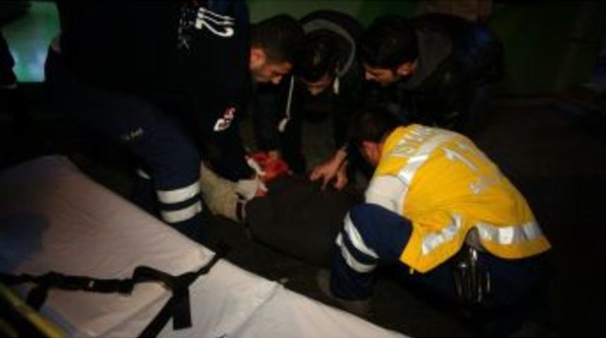 Alkol Şişesiyle Boğazını Kesti