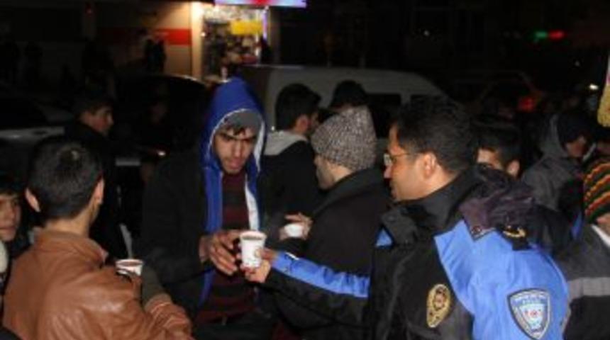Diyarbakır Polisi Vatandaşlara Salep Ikram Etti