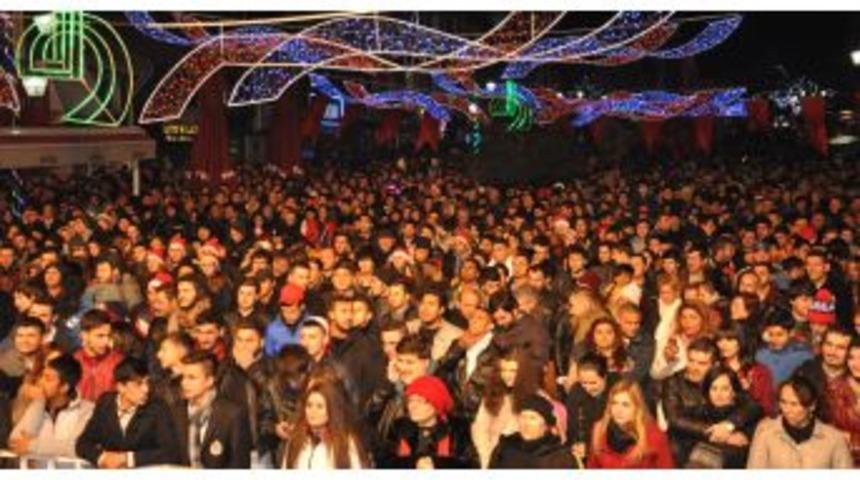 Edirneliler Yeni Yıla Sara&ccedil;lar Caddesi&rsquo;nde Girdi