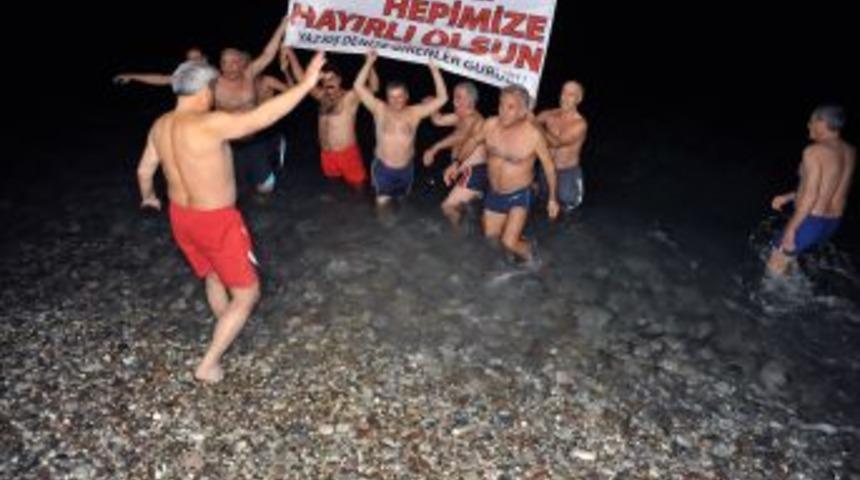 Yeni Yıla Denizde Girdiler