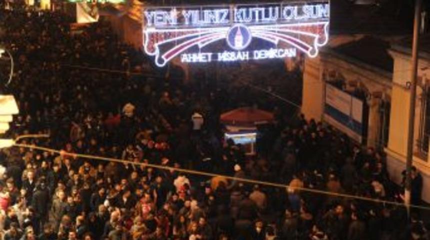 Nişantaşı&rsquo;ndan Atılan Havayi Fişekler Taksim'dekileri Coşturdu