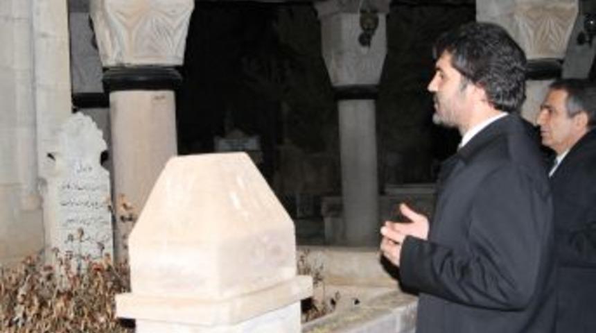 Yeni Yılı Mezarlıkta Dua Okuyarak Karşıladılar