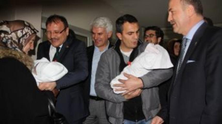 Yeni Yılın İlk Bebeği Siyaset&ccedil;ileri Buluşturdu