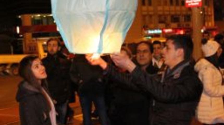 Bursalılar Yeni Yıla Girerken Dilek Balonları U&ccedil;urdu