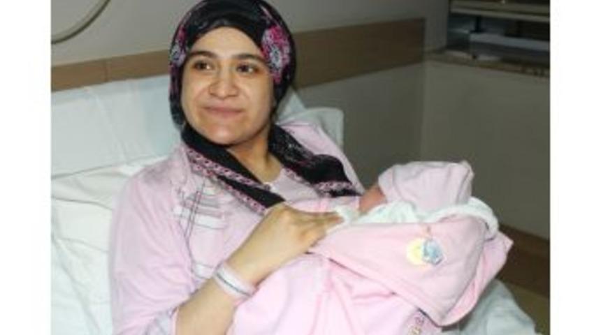 Bakan M&uuml;ezzinoğlu'ndan, Yeni Yılın Ilk Bebeğine Altın