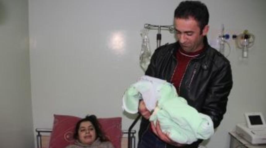 Hakkari&rsquo;de Yılın İlk Bebeği &ldquo;ebrar&rdquo; Oldu
