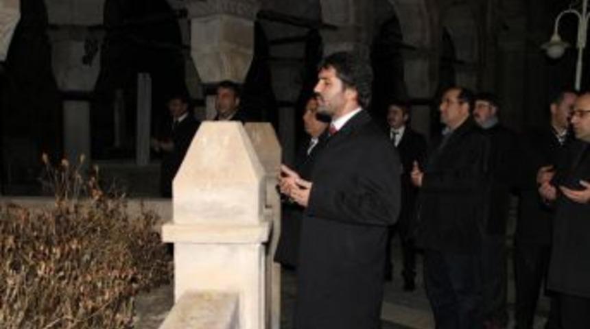 Yeni Yıla Dua Ederek Girdiler