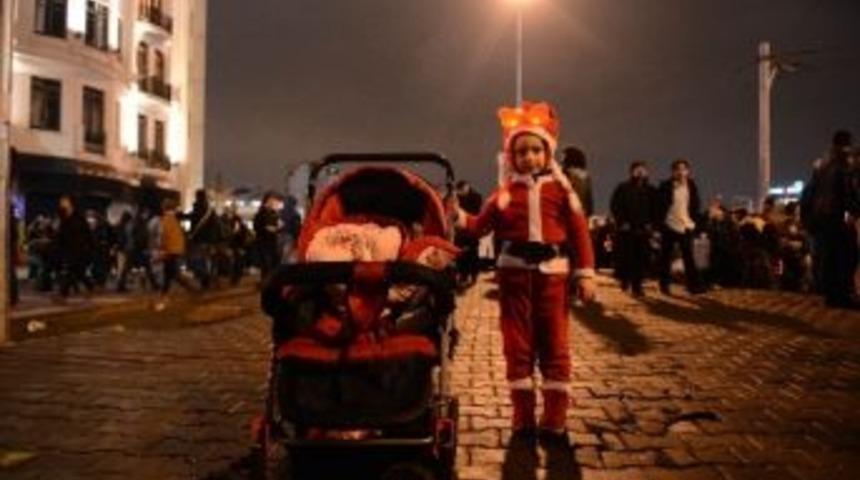 Taksim&rsquo;de Yeni Yıla Giren Vatandaşlar 2014&rsquo;&uuml; Coşkuyla Karşıladı