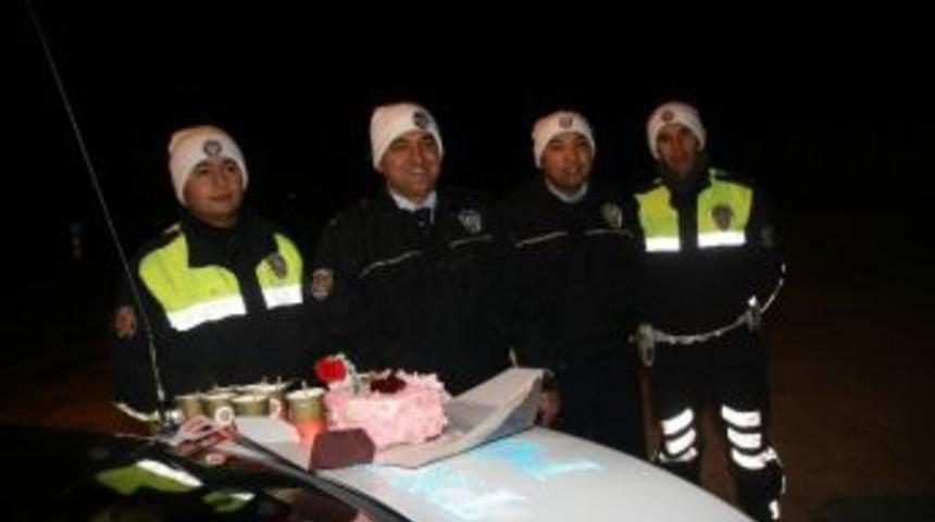 Yozgat&rsquo;ta G&ouml;rev Başındaki Trafik Polisleri Pasta Keserek Yılbaşını Kutladı