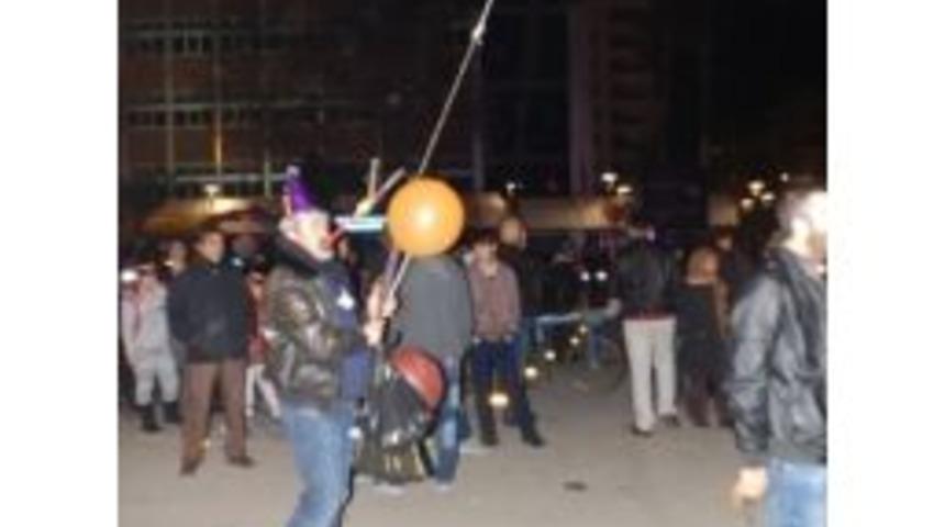 G&uuml;ven Timleri Satıcı Kılığında Yılbaşı &Ouml;nlemi Aldı