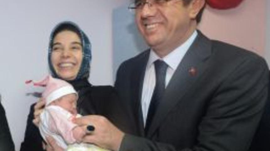 Ekonomi Bakanı Zeybekci'den Yeni Yılın Ilk Bebeklerine Altın