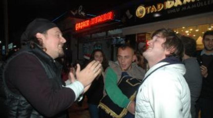 Yeni Yıla Horon Teperek Girdiler