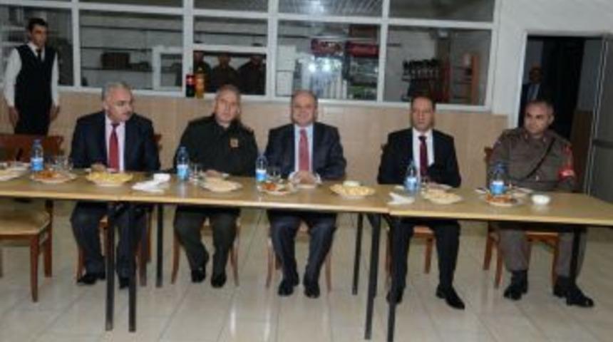 Kırşehir Valisi &Ccedil;akacak'tan Yılbaşı Ziyaretleri