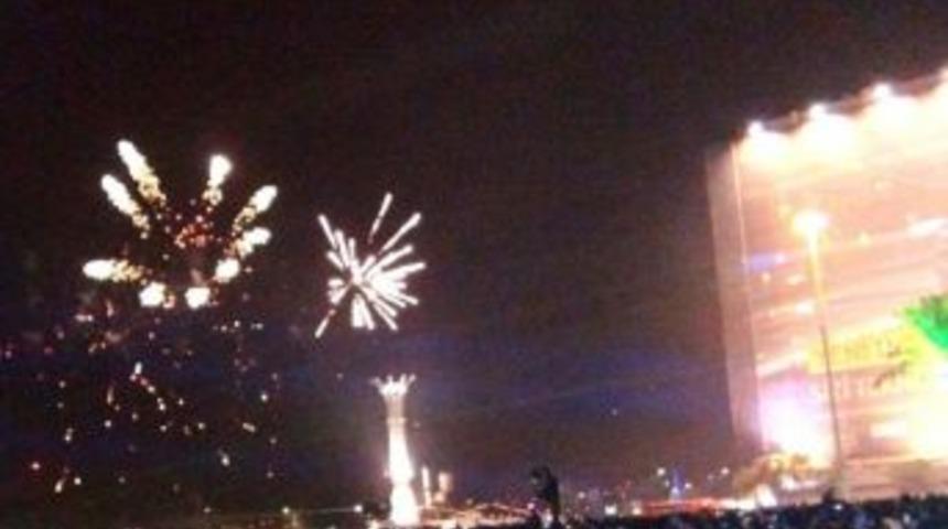 Polis Merkezinin &Ccedil;atısına Havai Fişek D&uuml;şt&uuml;