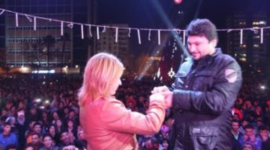 Binlerce Kişinin &Ouml;n&uuml;nde Evlenme Teklifi