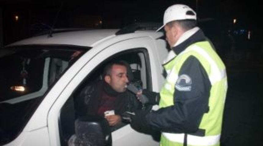 Yeni Yıla Herkes Eğlenerek Girerken, Onlar &Ccedil;alışarak Girdi