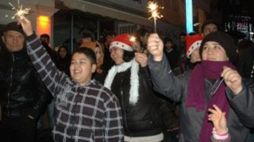 Giresun&rsquo;da Yeni Yıla Dilek Feneri Yakarak Girdiler