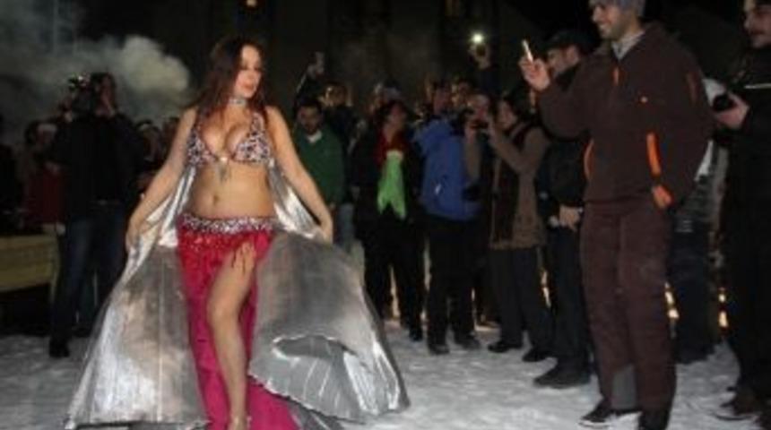 Buz Gibi Havada Kar &Uuml;zerinde Oryantal Şov