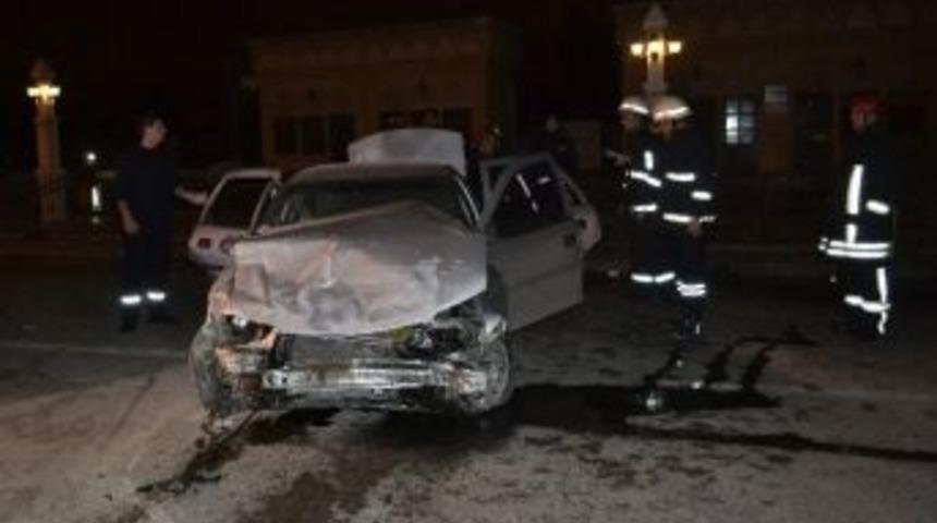 Otomobil Duvara &Ccedil;arptı: 1 &Ouml;l&uuml;, 1 Yaralı