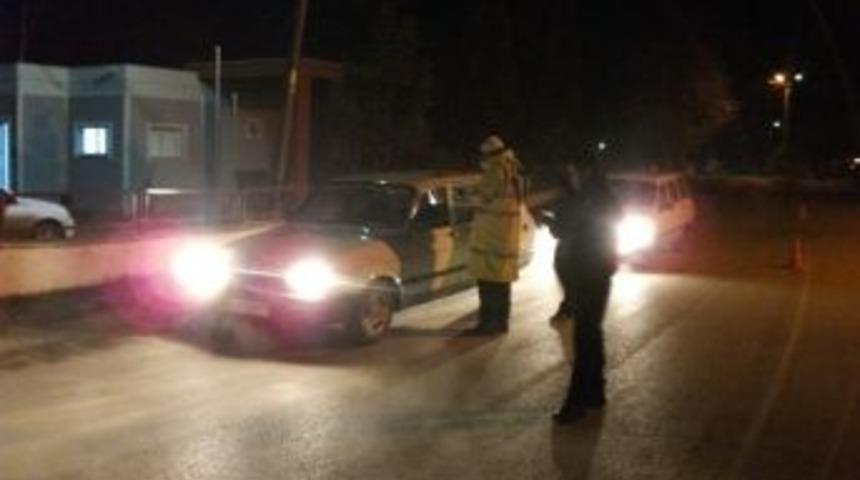 Polis, Yeni Yılın İlk Saatinde Trafik Kontrol&uuml; Yaptı