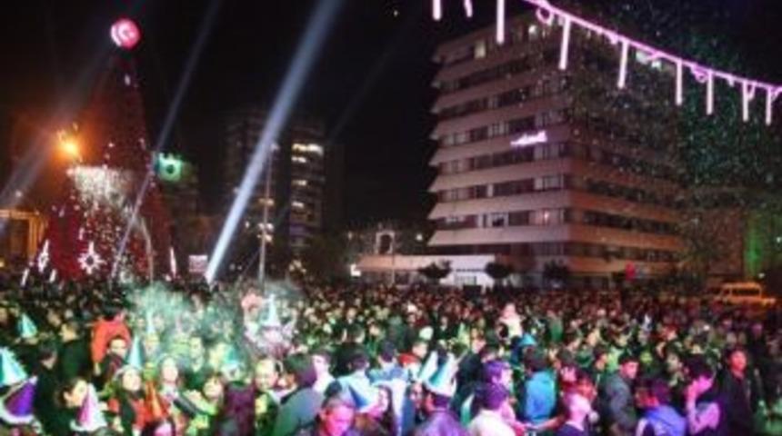 Binlerce Adanalı Yeni Yıla Birlikte Girdi