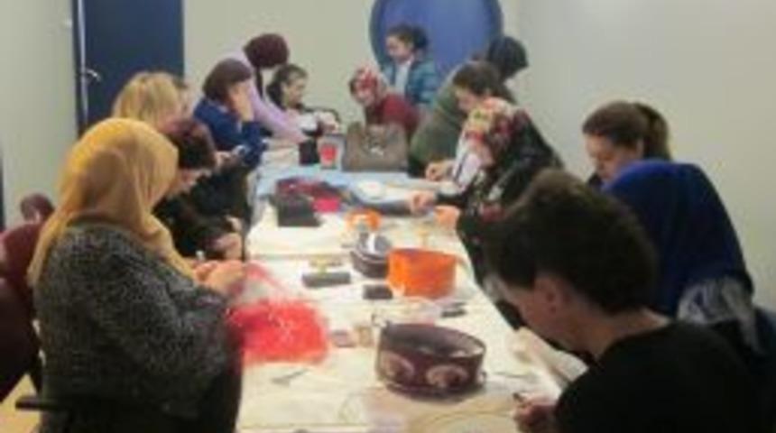 &Ccedil;ATOM'da El Sanatları Kursu Başarıyla Devam Ediyor