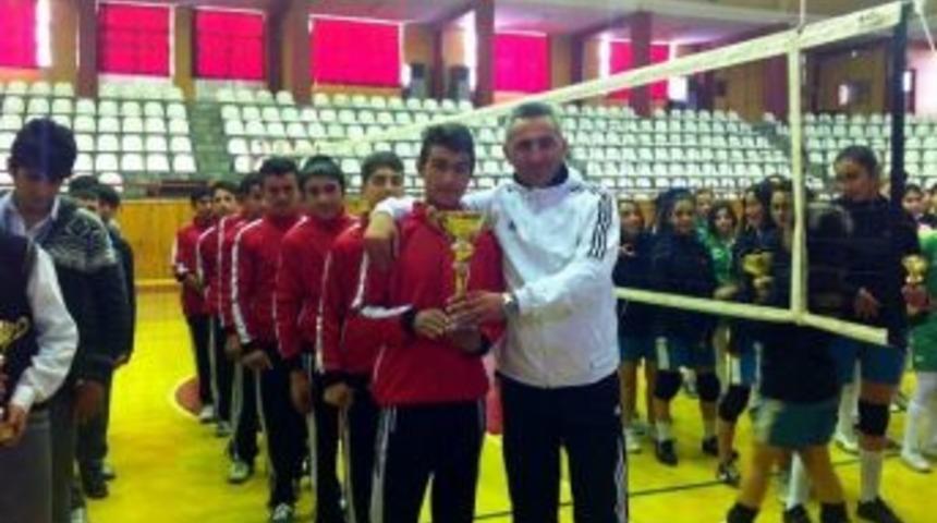 Pamukpınar Ortaokulu Voleybolda Namağlup İl Birincisi Oldu