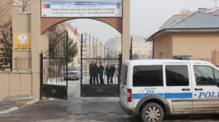 Okul &Ouml;n&uuml;nde Bekleyen 15 Kişiye 2 Bin 700 Lira Para Cezası Uygulandı