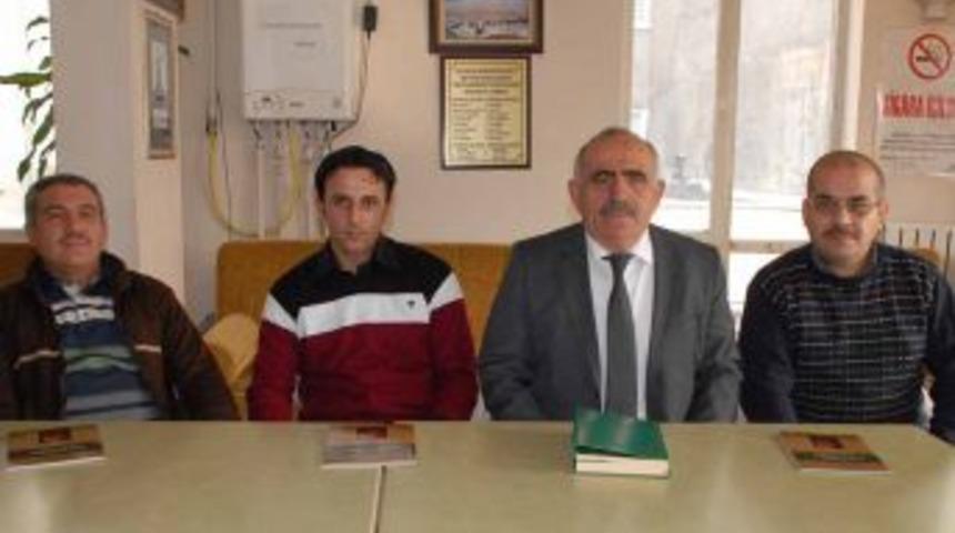 Emekli &Ouml;ğretmen, Isteyene Bir Haftada Kur'an-ı Kerim'i &Ouml;ğretiyor