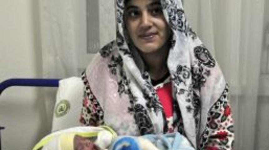 Manisa Valisi Savaş Yılın Ilk Bebeğine Altın Taktı