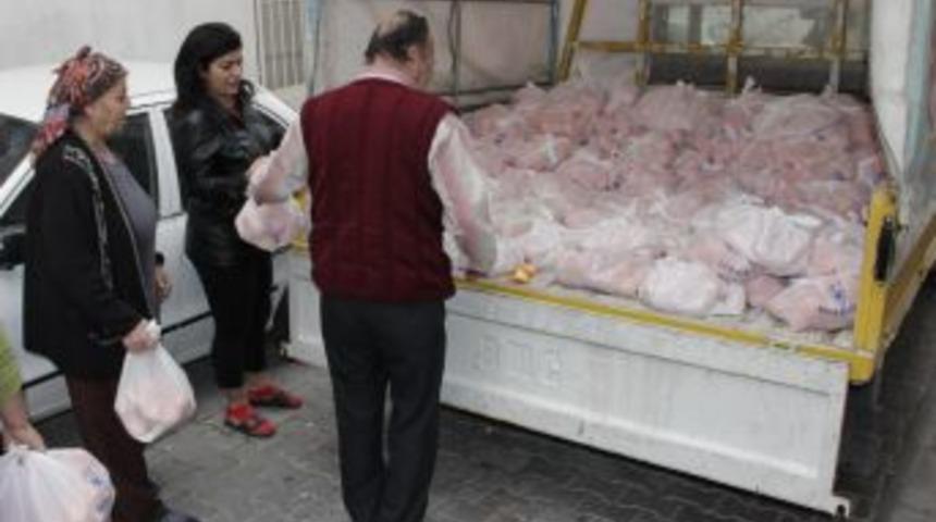 Konak Belediyesi 14 Ton Mandalina Dağıttı