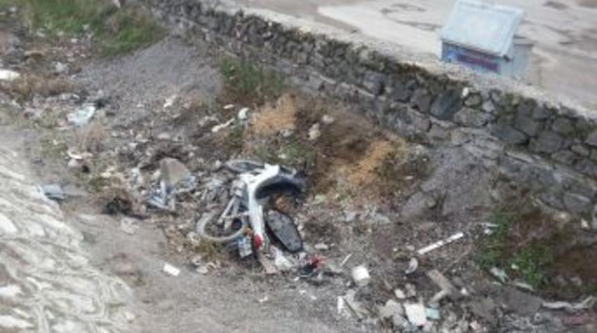 Otomobil Motosikletle &Ccedil;arpıştı: 2 Yaralı