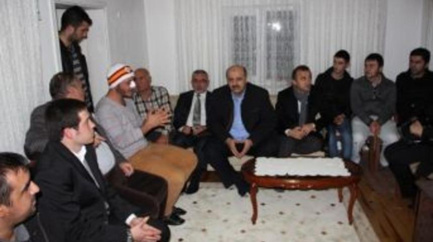 Ak Parti Teşkilatı &Uuml;niversitede Darp Edilen Genci Ziyaret Etti