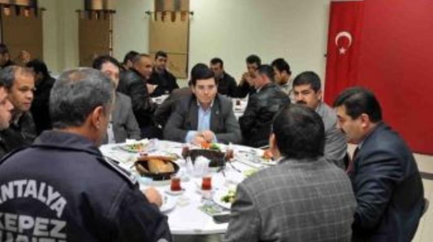 Kepez Belediye Başkanı T&uuml;t&uuml;nc&uuml;, Zabıta Ve &Ouml;zel G&uuml;venlik G&ouml;revlileriyle Kahvaltıda Buluştu