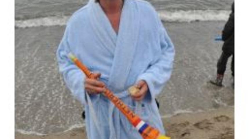 Hollandalılar Yeni Yılı Denize Girerek Kutladı