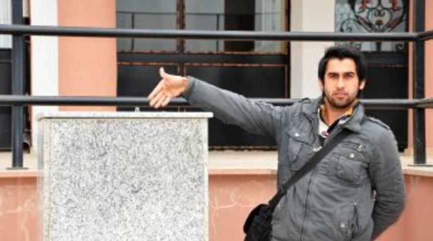 Okulun Bah&ccedil;esindeki Atat&uuml;rk B&uuml;st&uuml;n&uuml; S&ouml;k&uuml;p, Boş Araziye Attılar