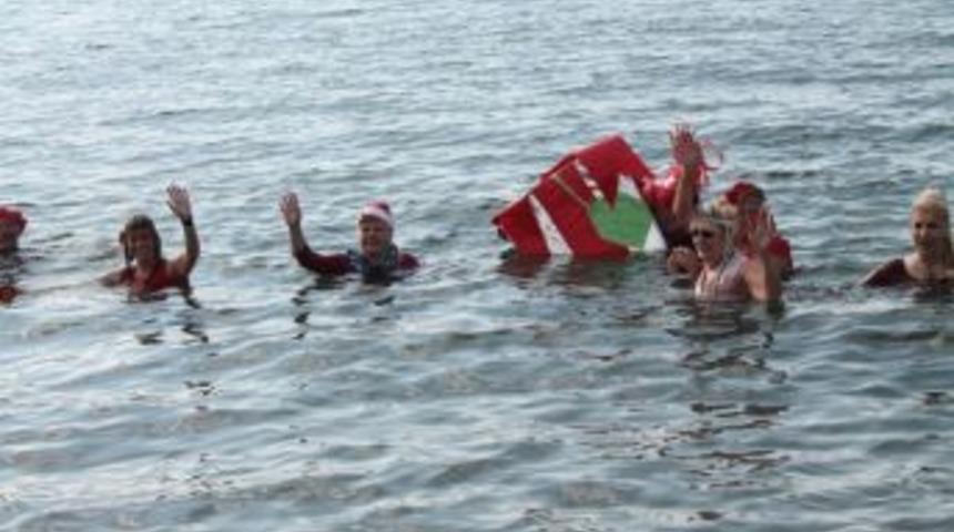Yardıma Muhta&ccedil; &Ccedil;ocuklar İ&ccedil;in Denize Girdiler