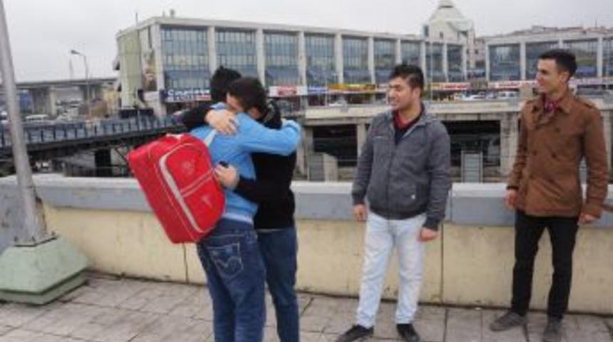 Tezkereyi Alan Otogara Koştu