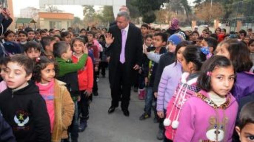 Kaymakam Turan Ziyaret Etteği Suriyeli &Ouml;ğrencilere Hediye Verdi