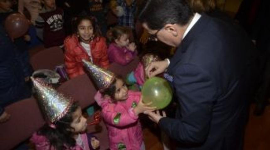 Vali Topaca, Yeni Yılda &Ccedil;ocukları Ve Yaşlıları Unutmadı