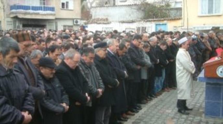 Asuman &Ouml;ğretmen Karağa&ccedil;&rsquo;ta Toprağa Verildi