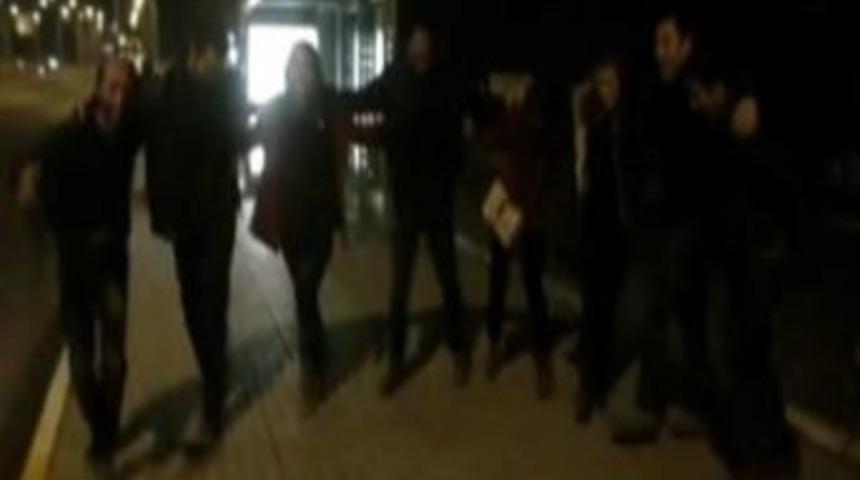 &Uuml;niversite &Ouml;ğrencilerinden Trafikte Halaylı Eğlence