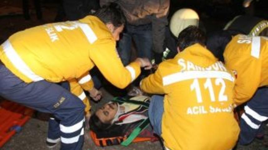 Cenazeden D&ouml;nen Minib&uuml;s&uuml;n &Ouml;n&uuml;ne Otomobil U&ccedil;tu: 12 Yaralı