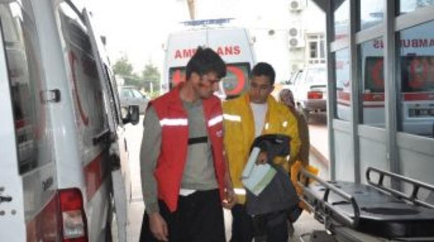 Tomruk Y&uuml;klemeye Giden Kamyon Devrildi: 4 Yaralı