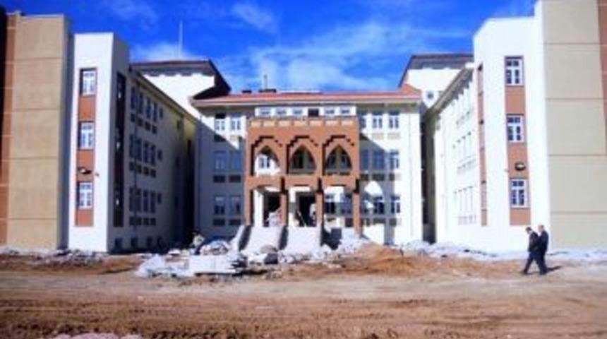 Gediz Kaymakamı Yılmaz Okul İnşaatlarını İnceledi